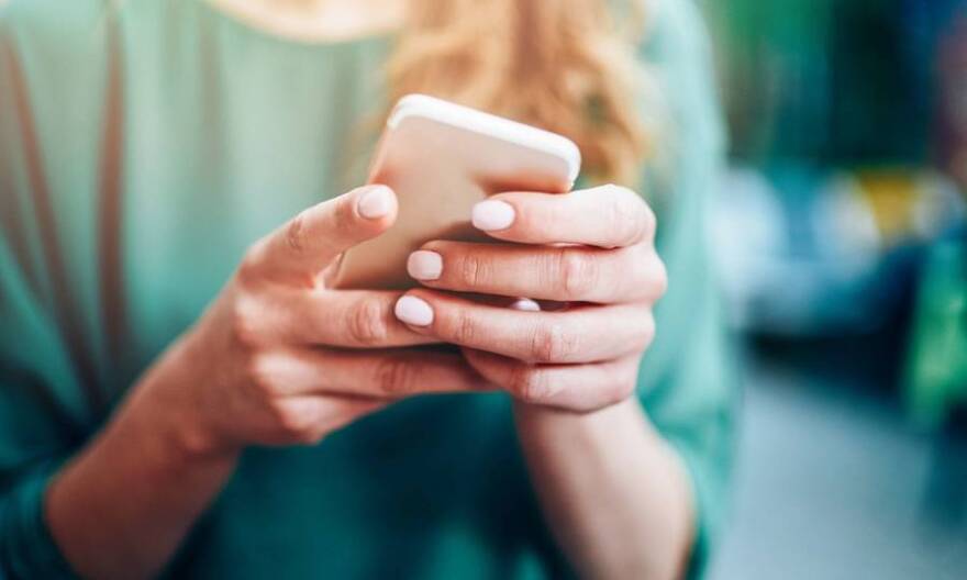 Τρεις στους τέσσερις εφήβους στην Ελλάδα χάνουν τον έλεγχο του χρόνου στα social media, τι λένε 4 υποψήφιοι των Πανελλαδικών