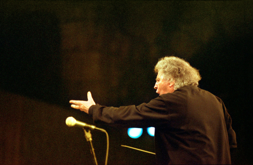 Φωτογραφίζοντας τον Μίκη Θεοδωράκη