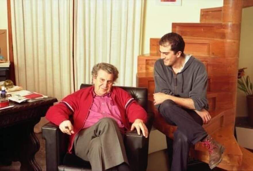 Φωτογραφίζοντας τον Μίκη Θεοδωράκη