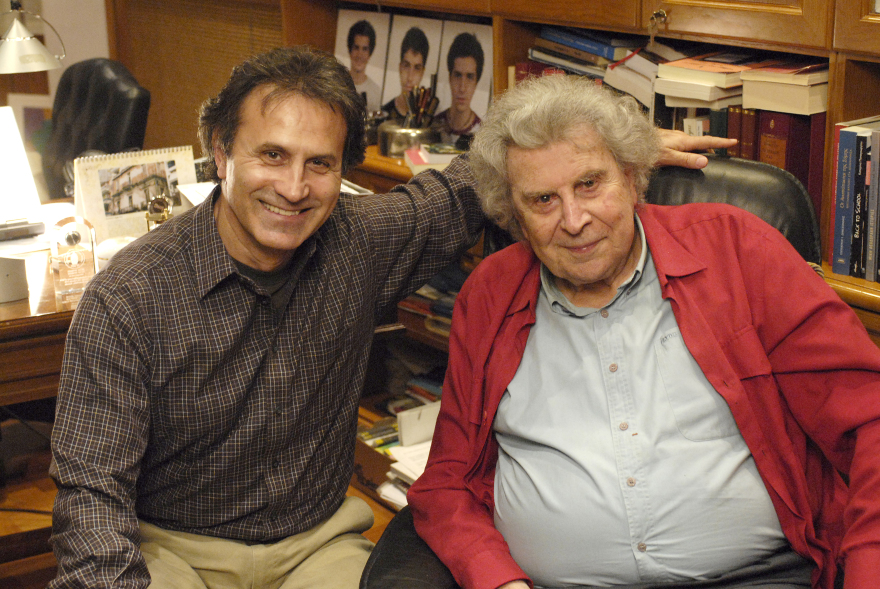 Φωτογραφίζοντας τον Μίκη Θεοδωράκη