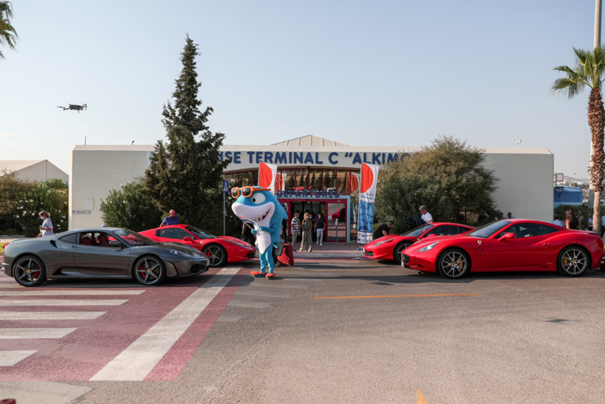 Ο Πειραιάς «πλημμύρισε» από Ferrari - Δείτε βίντεο και φωτογραφίες 