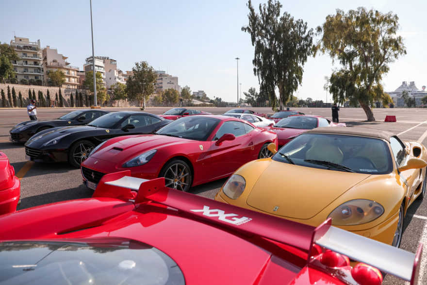 Ο Πειραιάς «πλημμύρισε» από Ferrari - Δείτε βίντεο και φωτογραφίες 
