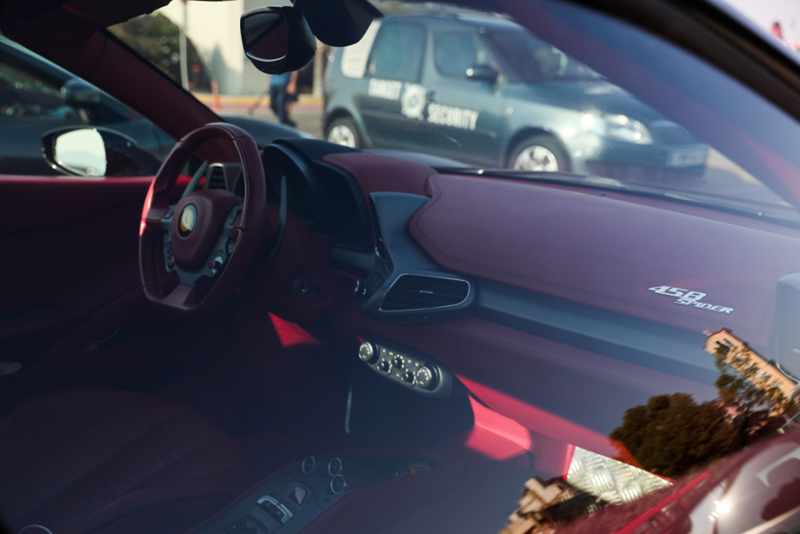 Ο Πειραιάς «πλημμύρισε» από Ferrari - Δείτε βίντεο και φωτογραφίες 