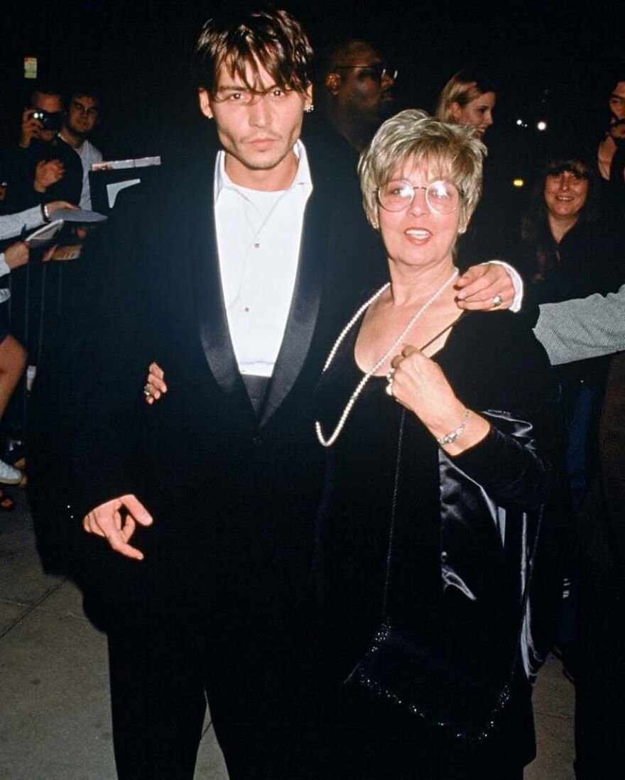 Τζόνι Ντεπ: Η δύσκολη παιδική ηλικία, τα ναρκωτικά και η «κακιά μητέρα» που τον εγκατέλειψε σε ηλικία 15 ετών