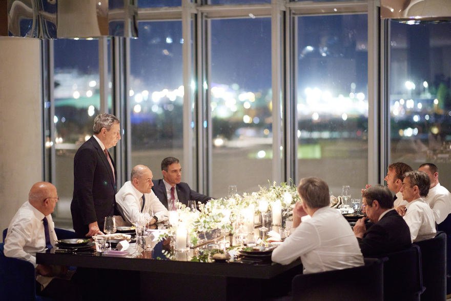 EUMED9: Έβγαλαν τα σακάκια, ύψωσαν τα ποτήρια - Δείτε φωτογραφίες από το δείπνο των ηγετών στο «Σταύρος Νιάρχος»