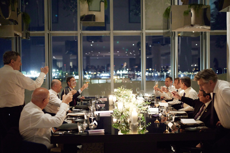 EUMED9: Έβγαλαν τα σακάκια, ύψωσαν τα ποτήρια - Δείτε φωτογραφίες από το δείπνο των ηγετών στο «Σταύρος Νιάρχος»