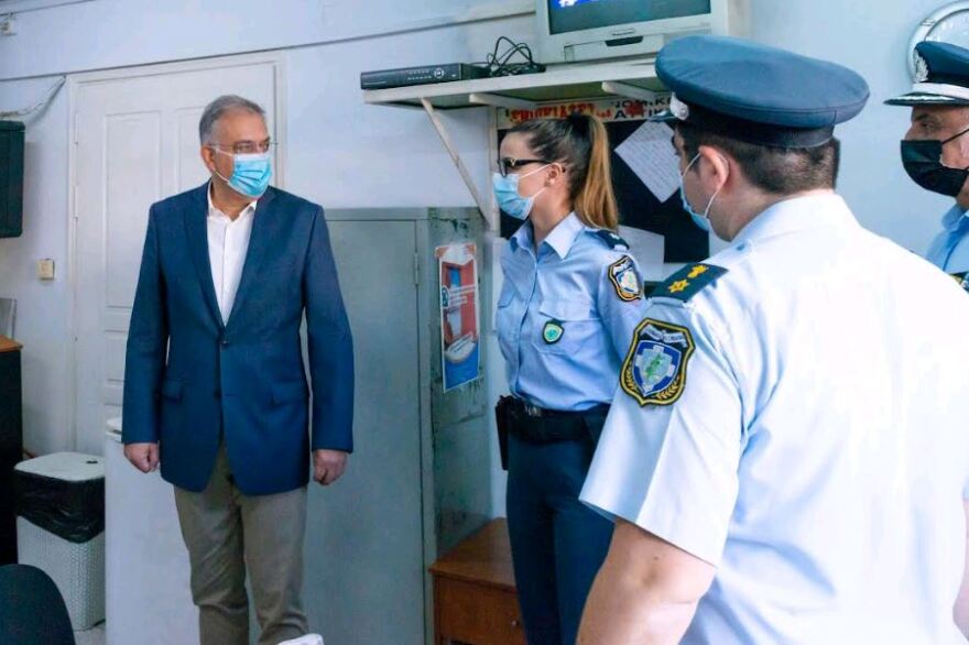 Επισκέψη Θεοδωρικάκου στα αστυνομικά τμήματα Αγίου Δημητρίου και Δάφνης