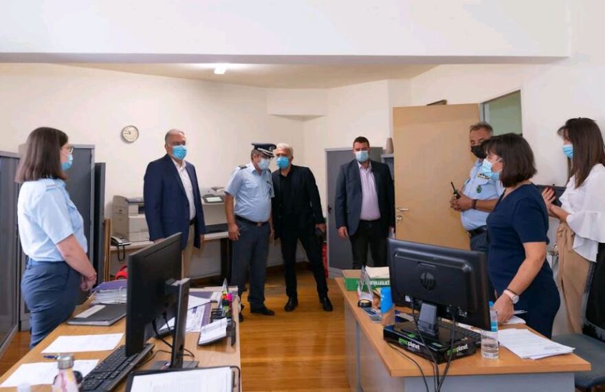 Επισκέψη Θεοδωρικάκου στα αστυνομικά τμήματα Αγίου Δημητρίου και Δάφνης