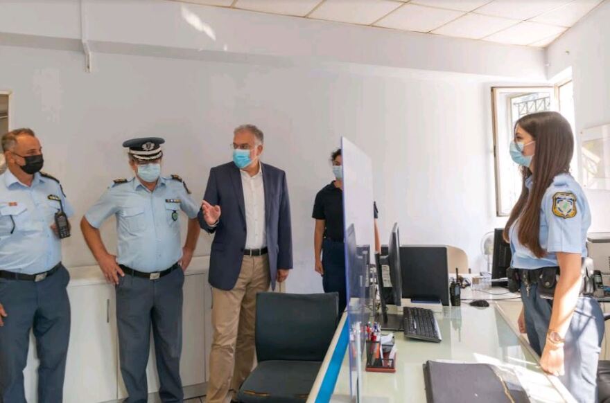 Επισκέψη Θεοδωρικάκου στα αστυνομικά τμήματα Αγίου Δημητρίου και Δάφνης