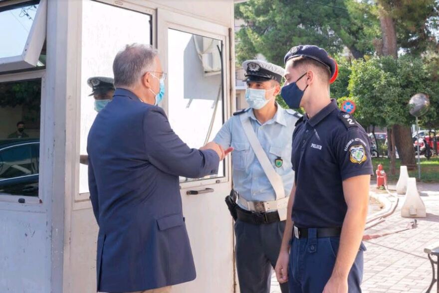 Επισκέψη Θεοδωρικάκου στα αστυνομικά τμήματα Αγίου Δημητρίου και Δάφνης
