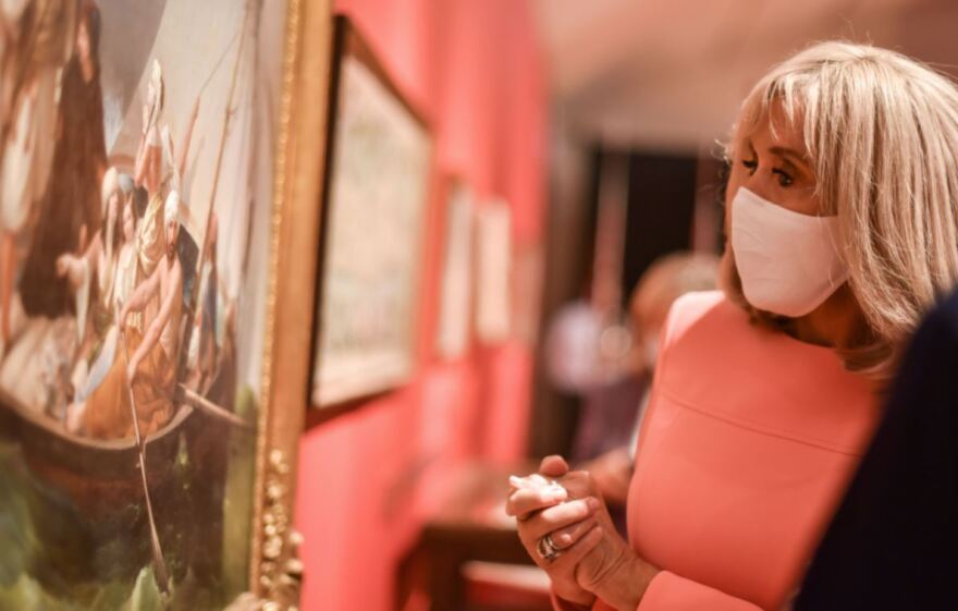 Μπριζίτ Μακρόν: Στο μουσείο Μπενάκη με Μαρέβα Μητσοτάκη και Γιάννα Αγγελοπούλου