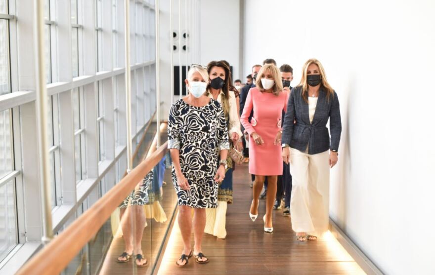 Μπριζίτ Μακρόν: Στο μουσείο Μπενάκη με Μαρέβα Μητσοτάκη και Γιάννα Αγγελοπούλου