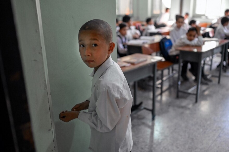 Αφγανιστάν: Μόνον για τα αγόρια άνοιξαν οι Ταλιμπάν τα σχολεία - Δείτε φωτογραφίες