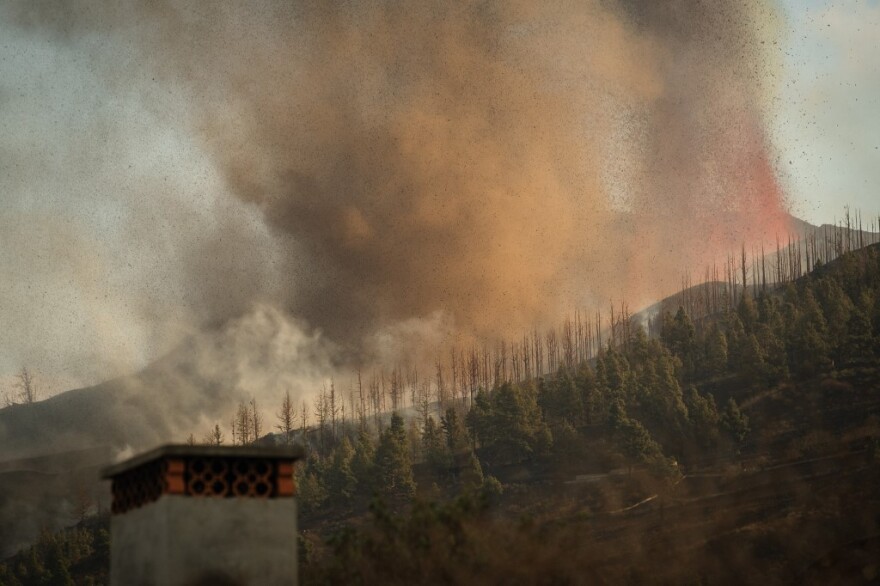 Έκρηξη ηφαιστείου στη Λα Πάλμα: Αγωνία για την πορεία της λάβας - Χιλιάδες εκκενώσεις, εκατοντάδες κατεστραμμένα σπίτια