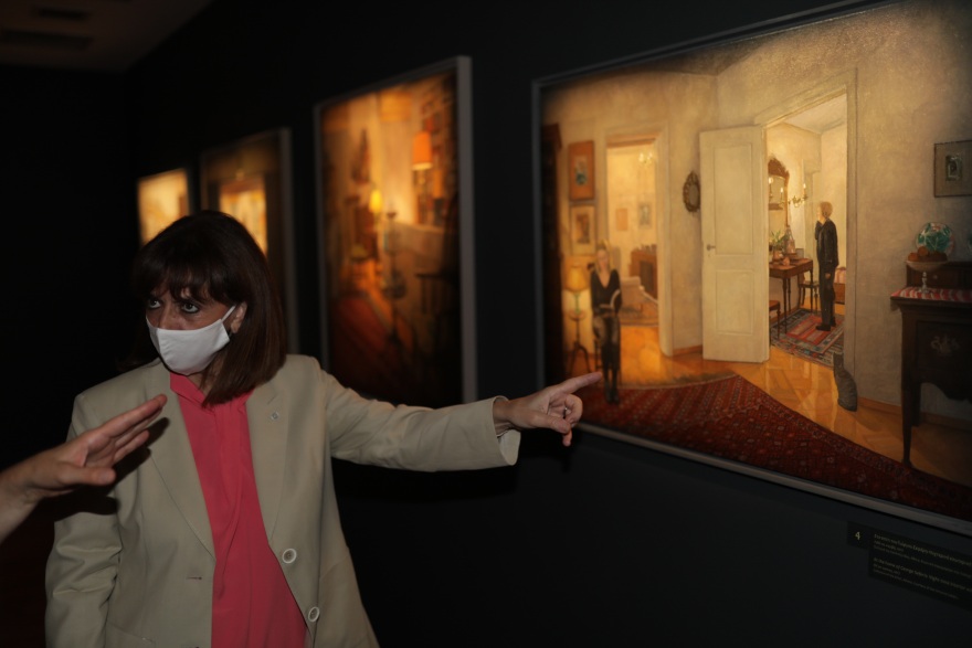 Η Σακελλαροπούλου εγκαινίασε την έκθεση «Το σπίτι της Μνήμης» της Λήδας Κοντογιαννοπούλου