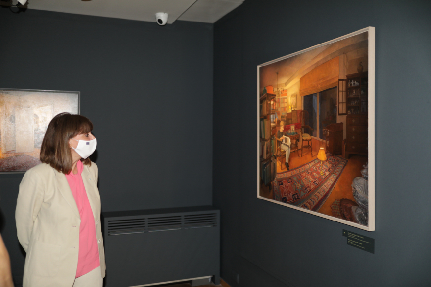 Η Σακελλαροπούλου εγκαινίασε την έκθεση «Το σπίτι της Μνήμης» της Λήδας Κοντογιαννοπούλου