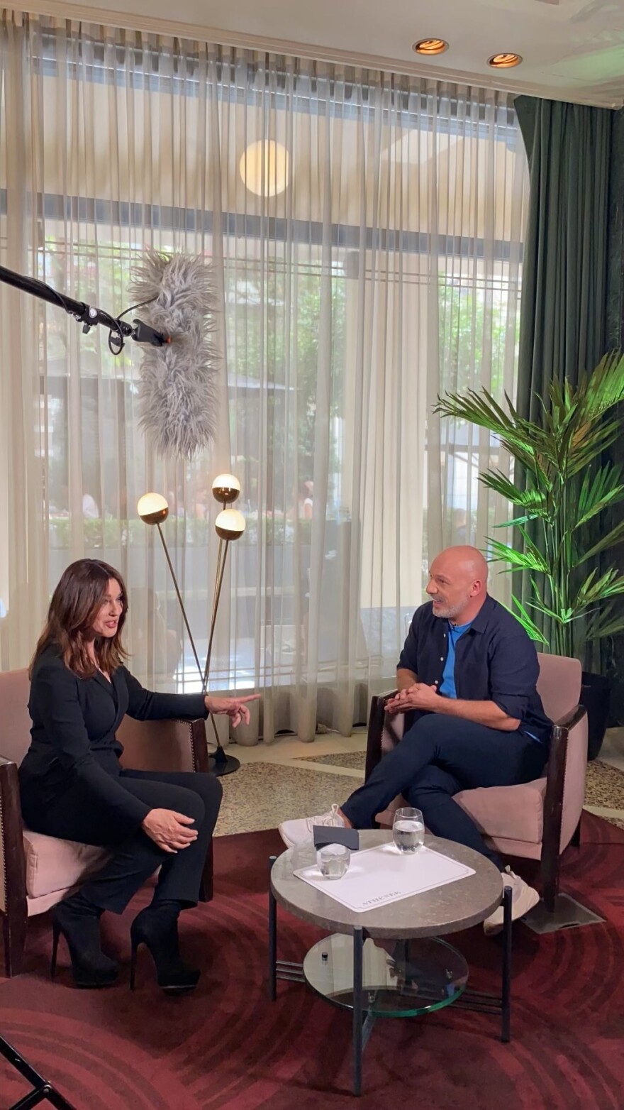 ΣΚΑΪ: Ο Νίκος Μουτσινάς συναντά την Μόνικα Μπελούτσι 