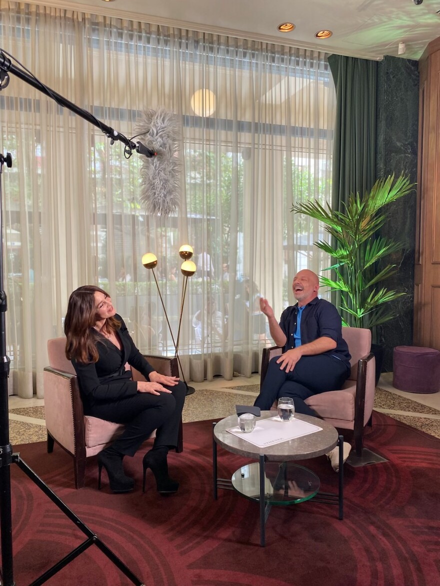 ΣΚΑΪ: Ο Νίκος Μουτσινάς συναντά την Μόνικα Μπελούτσι 