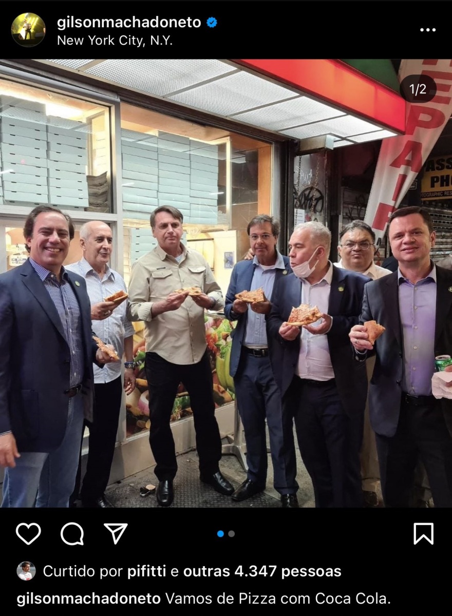 Ζαΐχ Μπολσονάρου: «Έφαγε πόρτα» κι έφαγε πίτσα σε πεζοδρόμιο του Μανχάταν ο ανεμβολίαστος Βραζιλιάνος πρόεδρος (φωτογραφία)