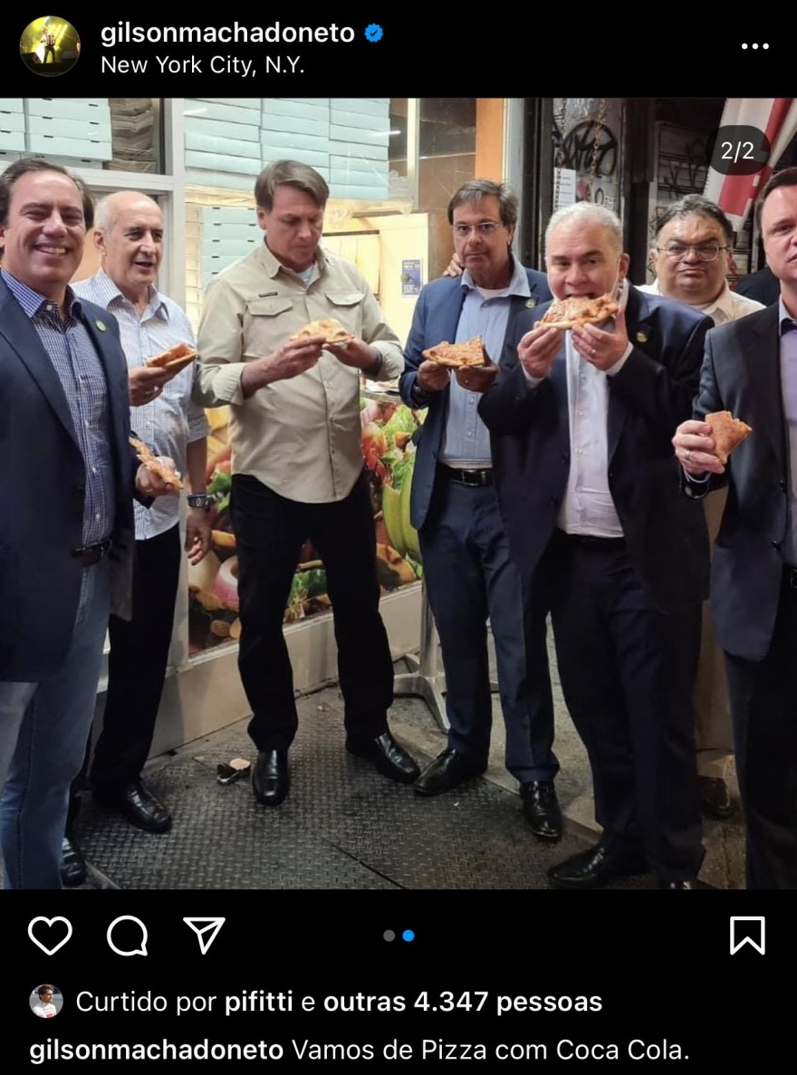 Ζαΐχ Μπολσονάρου: «Έφαγε πόρτα» κι έφαγε πίτσα σε πεζοδρόμιο του Μανχάταν ο ανεμβολίαστος Βραζιλιάνος πρόεδρος (φωτογραφία)