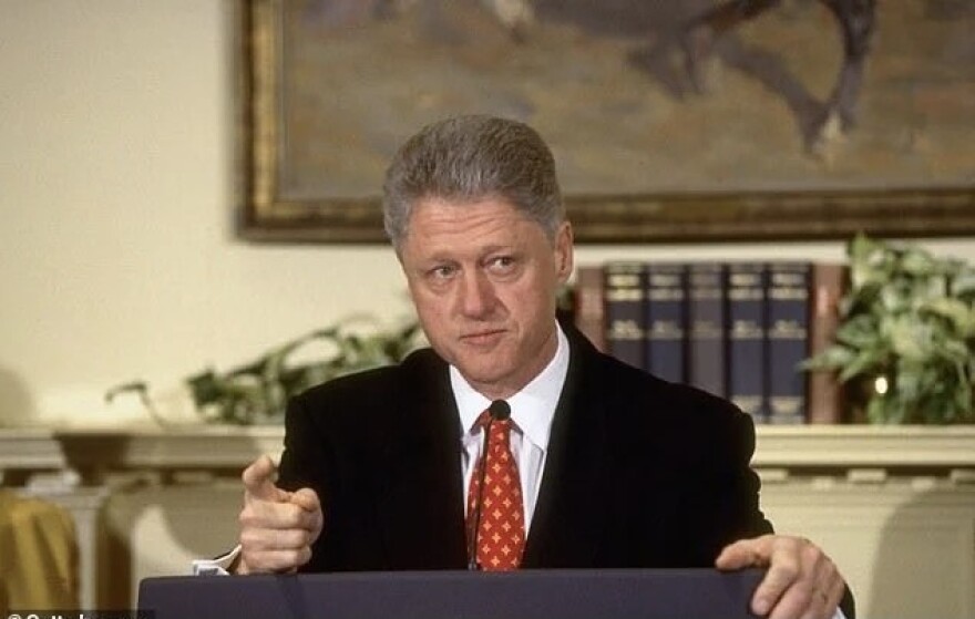 Πόλα Τζόουνς: Γιατί η «κατήγορος» του Μπιλ Κλίντον τα βάζει τώρα με τη Μόνικα Λεβίνσκι