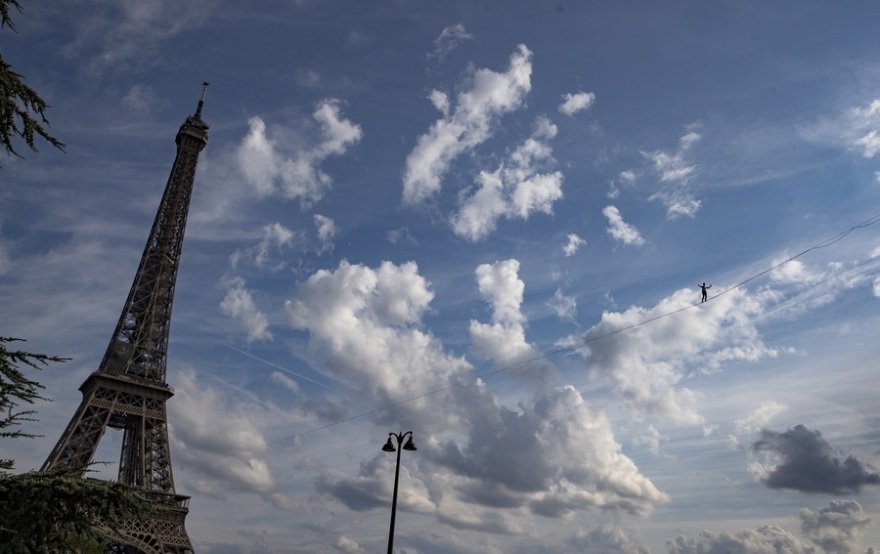Γάλλος σχοινοβάτης κόβει την ανάσα: Βόλτα στον... αέρα από τον Πύργο του Άιφελ μέχρι το Παλαί ντε Σαγιό - Δείτε βίντεο