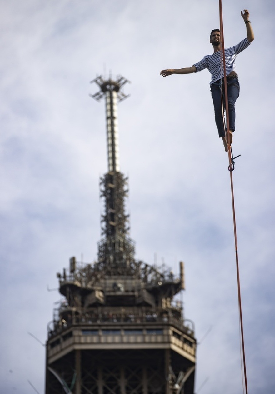 Γάλλος σχοινοβάτης κόβει την ανάσα: Βόλτα στον... αέρα από τον Πύργο του Άιφελ μέχρι το Παλαί ντε Σαγιό - Δείτε βίντεο
