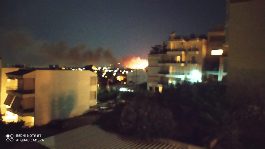 Φωτιά στη Νέα Μάκρη: Ολονύχτια μάχη με τις διάσπαρτες εστίες - Ζημιές σε σπίτια (βίντεο + φωτό)