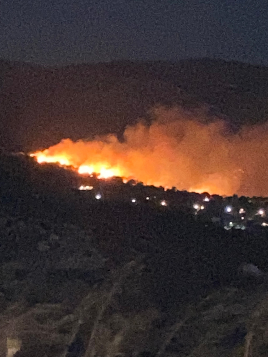 Φωτιά στη Νέα Μάκρη: Ολονύχτια μάχη με τις διάσπαρτες εστίες - Ζημιές σε σπίτια (βίντεο + φωτό)