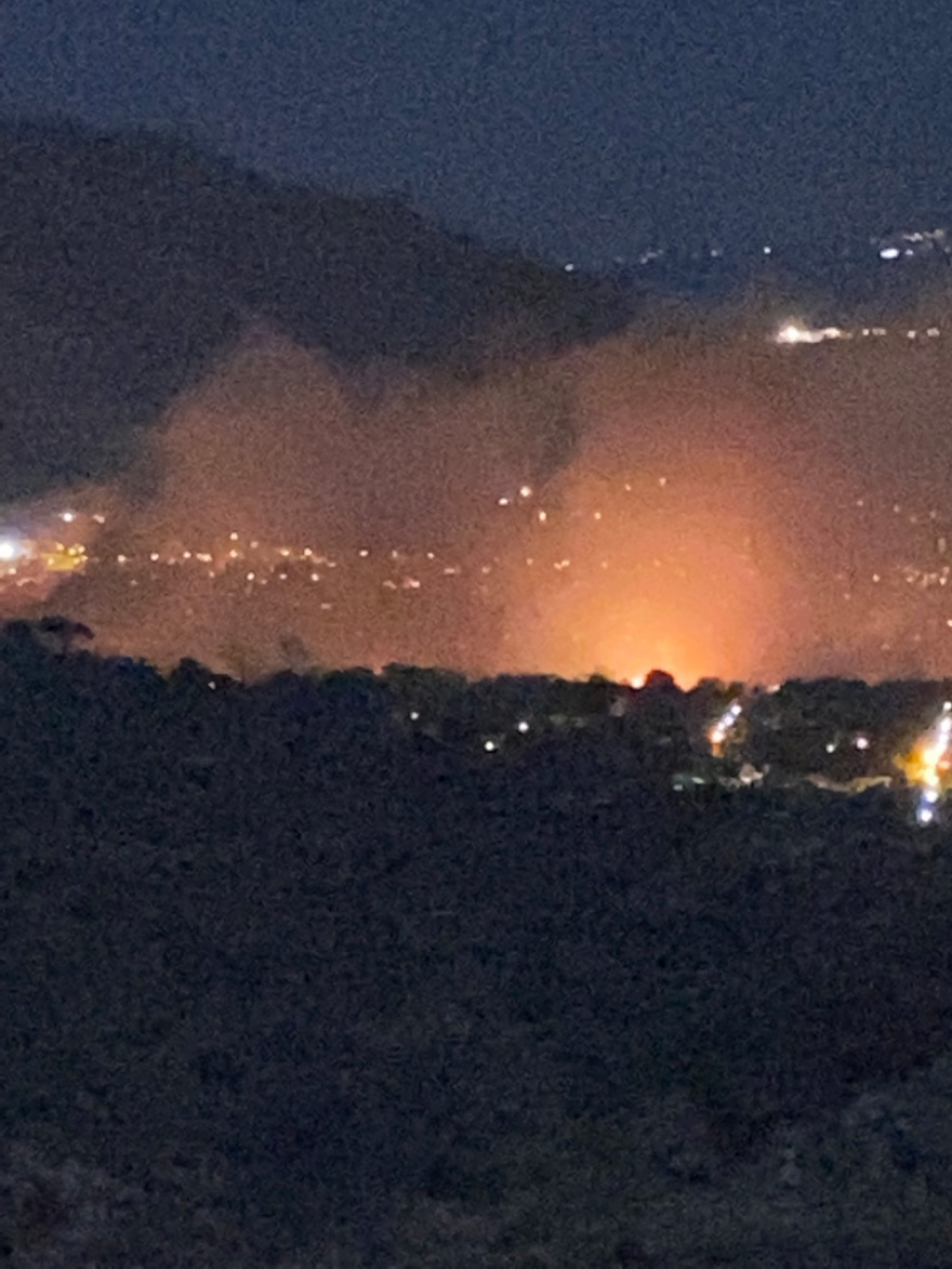 Φωτιά στη Νέα Μάκρη: Ολονύχτια μάχη με τις διάσπαρτες εστίες - Ζημιές σε σπίτια (βίντεο + φωτό)