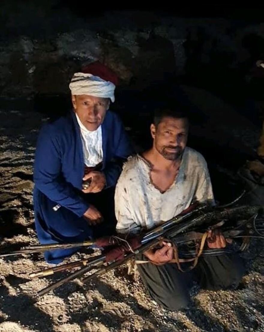 Νεοζηλανδός αστέρας του Χόλυγουντ χόρεψε παραδοσιακό χορό των Μαορί σε γραφείο δημάρχου στον Έβρο