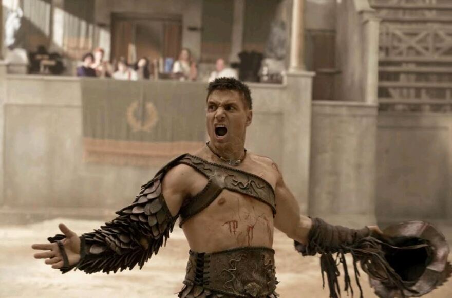 Νεοζηλανδός αστέρας του Χόλυγουντ χόρεψε παραδοσιακό χορό των Μαορί σε γραφείο δημάρχου στον Έβρο