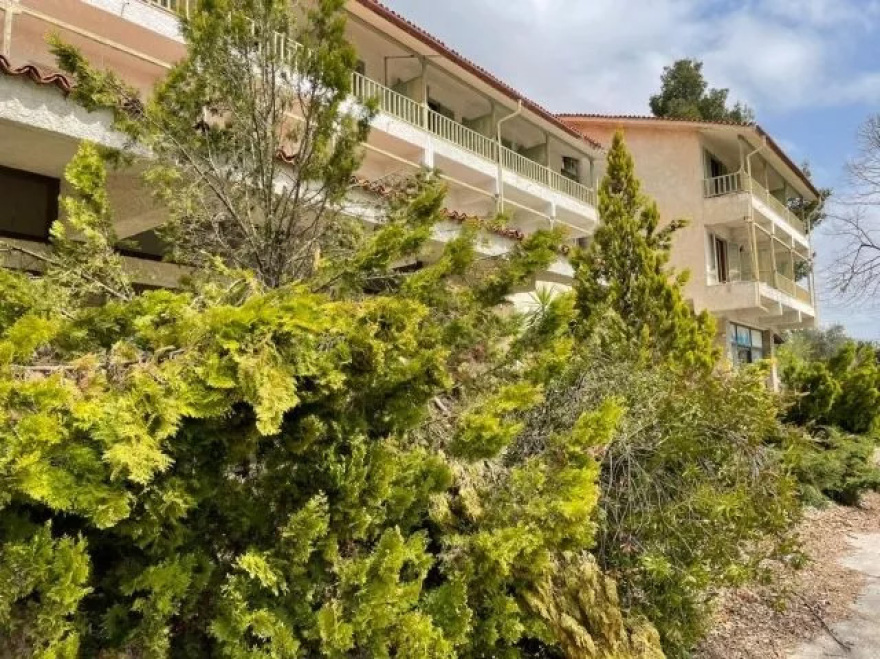 Γιάννης Πουλόπουλος: Πωλείται έναντι 2,4 εκατ. ευρώ το ξενοδοχείο του στην Άνοιξη