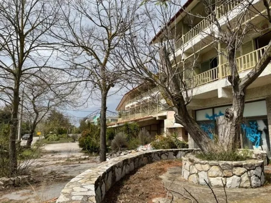 Γιάννης Πουλόπουλος: Πωλείται έναντι 2,4 εκατ. ευρώ το ξενοδοχείο του στην Άνοιξη