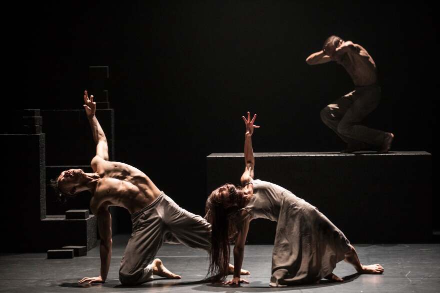 Άκραμ Καν: Ο πολυβραβευμένος, κορυφαίος δημιουργός ξορκίζει το κακό