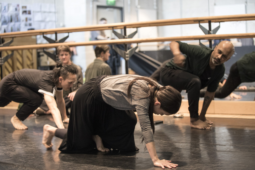 Άκραμ Καν: Ο πολυβραβευμένος, κορυφαίος δημιουργός ξορκίζει το κακό