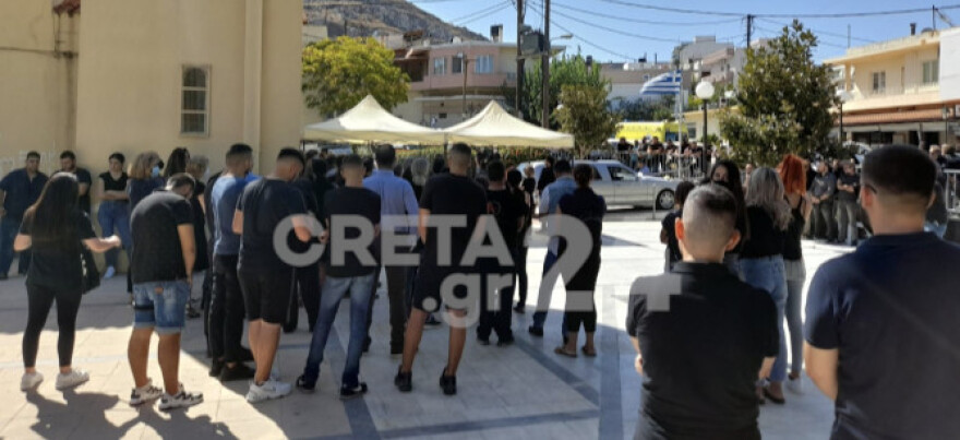 Τροχαίο στο Ηράκλειο: Σε κλίμα οδύνης η κηδεία του 17χρονου Ματθαίου που σκοτώθηκε με τον φίλο του