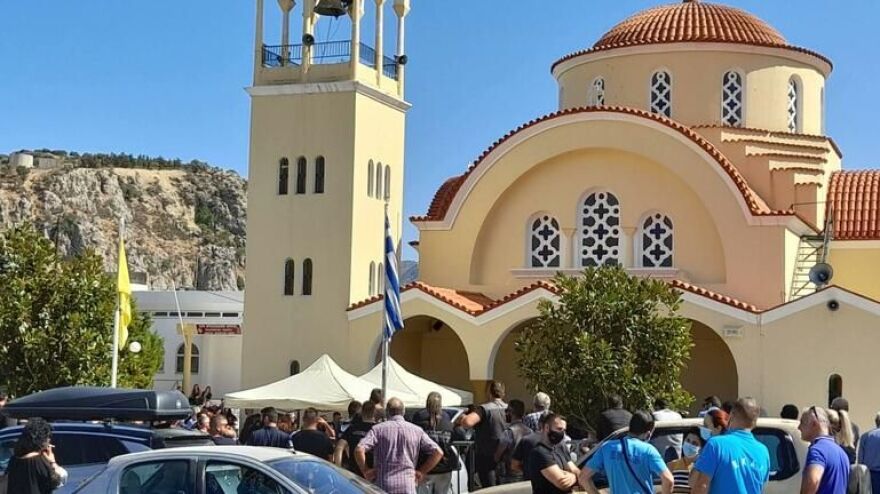 Τροχαίο στο Ηράκλειο: Σε κλίμα οδύνης η κηδεία του 17χρονου Ματθαίου που σκοτώθηκε με τον φίλο του