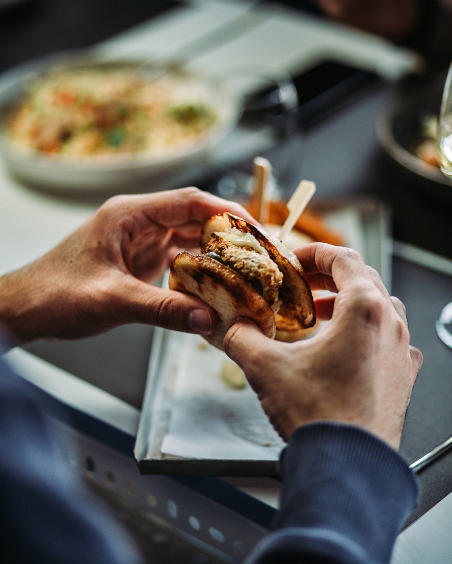 «Marmelada Concept»: Specialty καφές και ελληνικά ποτά στο νέο «στέκι» της Καλλιθέας