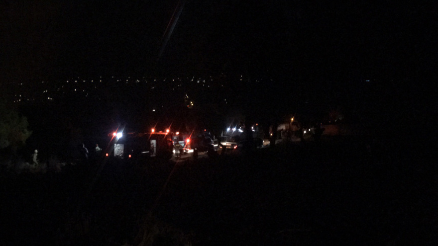 Φωτιά στη Νέα Μάκρη: Ολονύχτια μάχη με τις διάσπαρτες εστίες - Ζημιές σε σπίτια (βίντεο + φωτό)