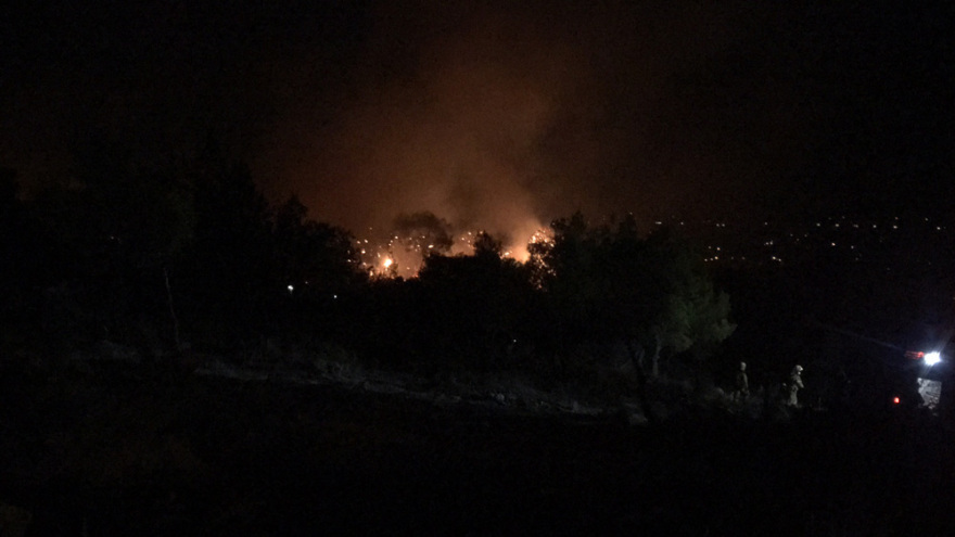 Φωτιά στη Νέα Μάκρη: Ολονύχτια μάχη με τις διάσπαρτες εστίες - Ζημιές σε σπίτια (βίντεο + φωτό)