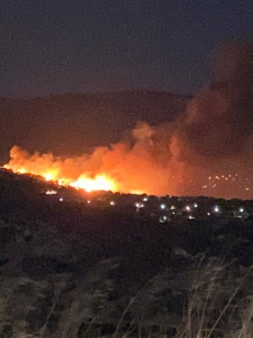 Φωτιά στη Νέα Μάκρη: Ολονύχτια μάχη με τις διάσπαρτες εστίες - Ζημιές σε σπίτια (βίντεο + φωτό)