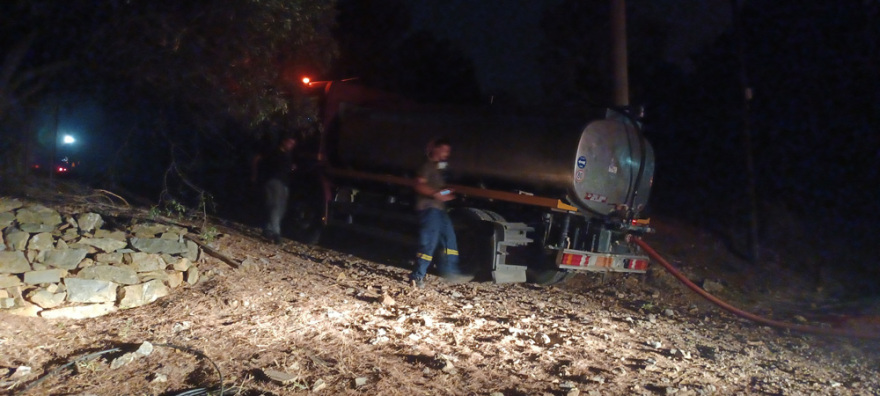 Φωτιά στη Νέα Μάκρη: Ολονύχτια μάχη με τις διάσπαρτες εστίες - Ζημιές σε σπίτια (βίντεο + φωτό)