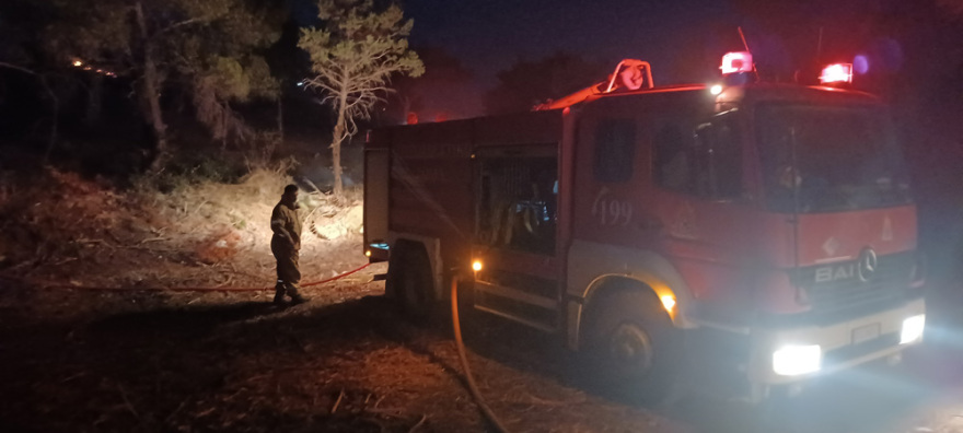 Φωτιά στη Νέα Μάκρη: Ολονύχτια μάχη με τις διάσπαρτες εστίες - Ζημιές σε σπίτια (βίντεο + φωτό)