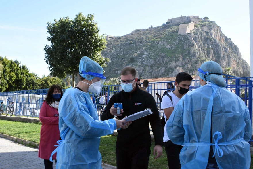 Σχολεία: «Επιχείρηση» προστασίας απέναντι στους αρνητές - Πληθαίνουν τα περιστατικά επιθέσεων