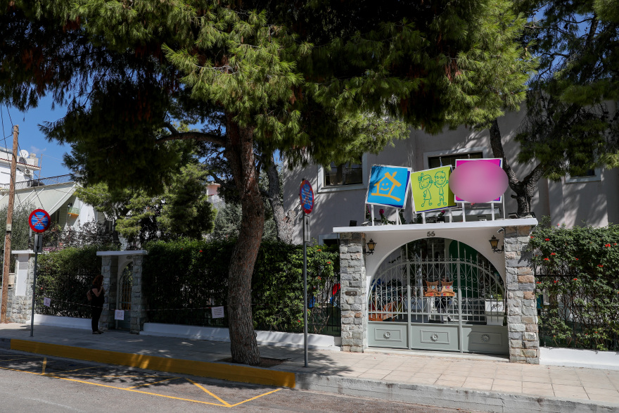 Βάρκιζα: Σε κατάσταση σοκ το κοριτσάκι που «ξέχασαν» μόνο του μέσα σε σχολικό λεωφορείο για 4 ώρες