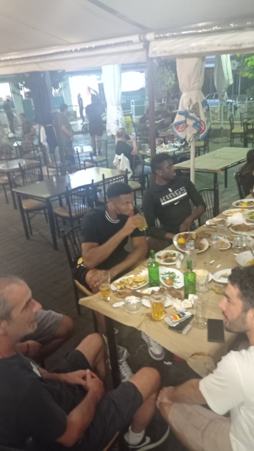 AntetokounBros: Με σουβλάκια γιόρτασαν την απόκτηση της ελληνικής ιθαγένειας - Φωτογραφίες