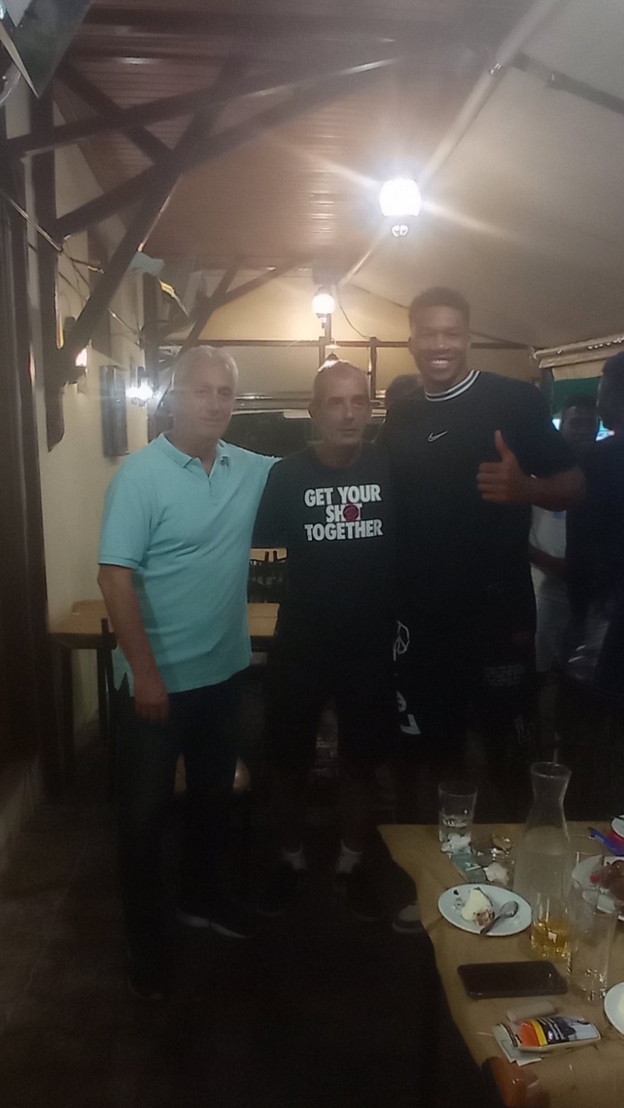 AntetokounBros: Με σουβλάκια γιόρτασαν την απόκτηση της ελληνικής ιθαγένειας - Φωτογραφίες