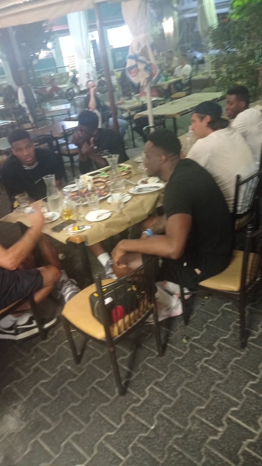 AntetokounBros: Με σουβλάκια γιόρτασαν την απόκτηση της ελληνικής ιθαγένειας - Φωτογραφίες