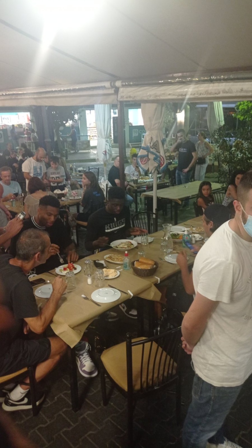 AntetokounBros: Με σουβλάκια γιόρτασαν την απόκτηση της ελληνικής ιθαγένειας - Φωτογραφίες